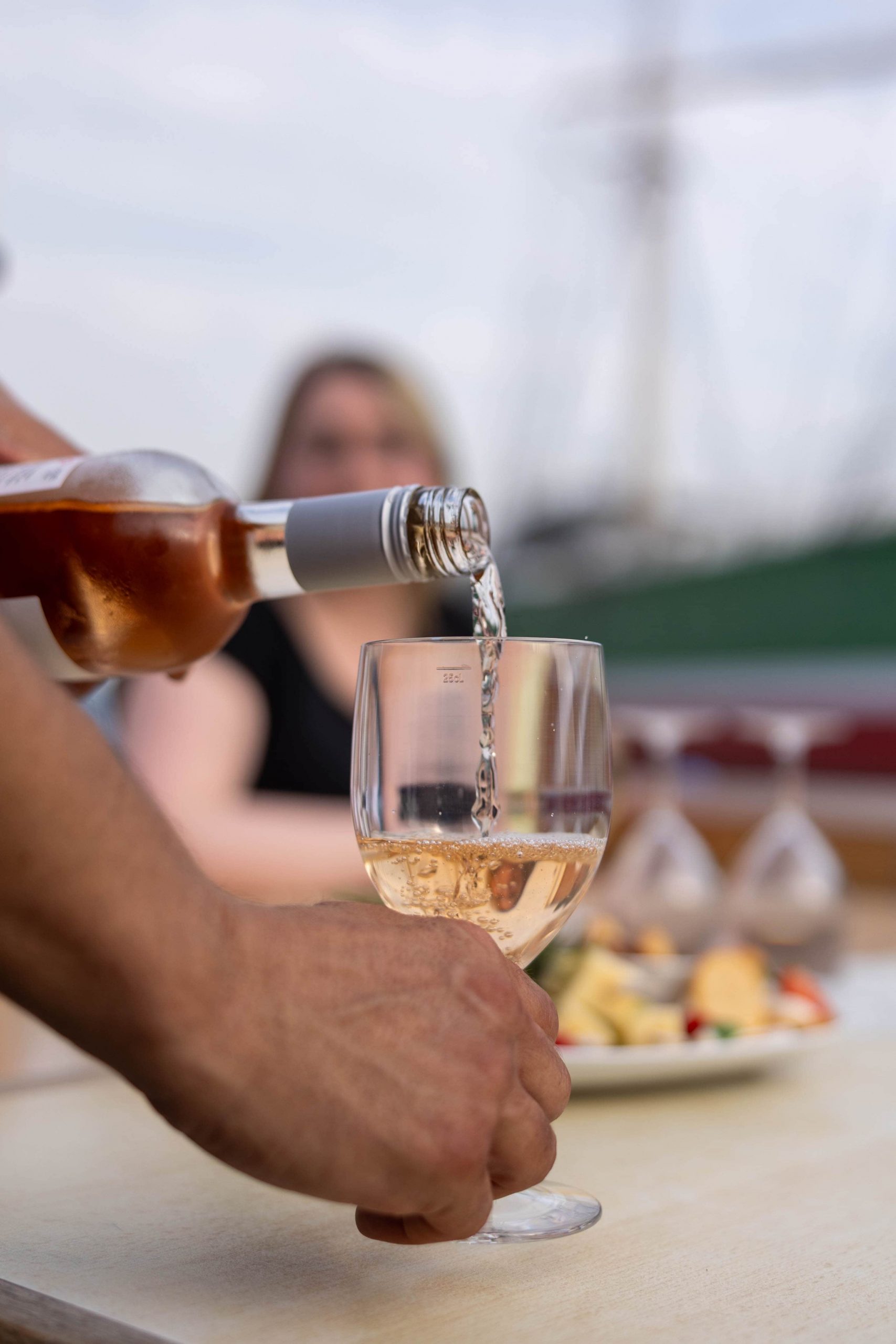 Jetzt einen schönen Wein auf der Elbe bei uns an Bord genießen