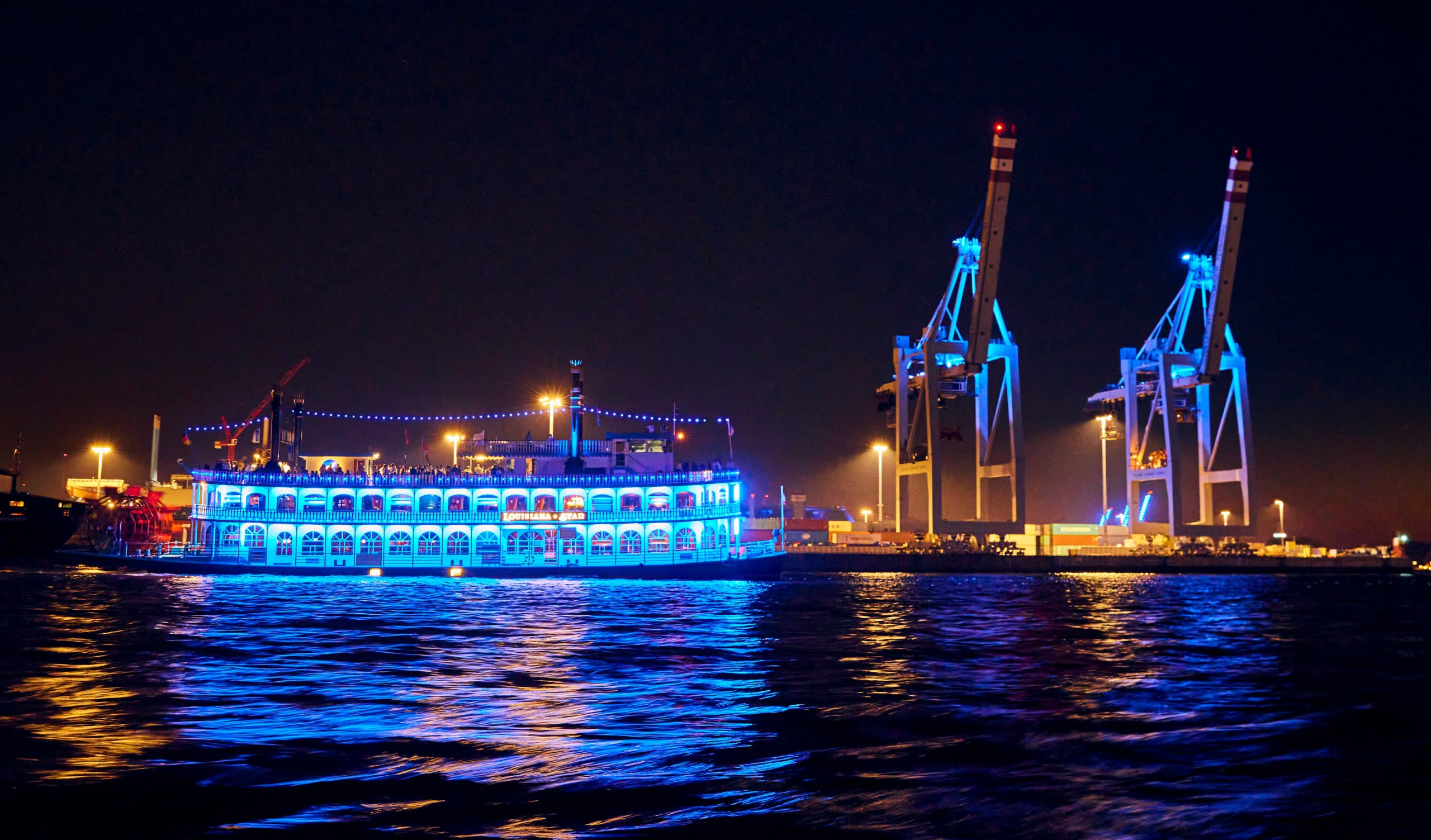 Louisiana Star im Hamburger Hafen – Lichterfahrt zu den Cruise Days mit Blue Port Lichtshow.