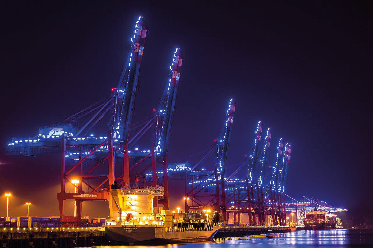 Beleuchtete Kräne und Containerschiffe im Hamburger Hafen während des Blue Port