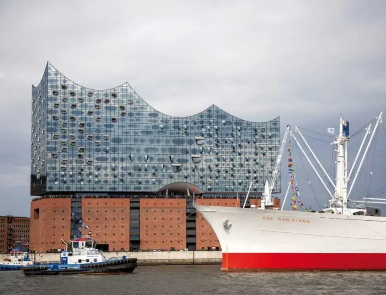 Elbphilharmonie-Cap-San-Diego