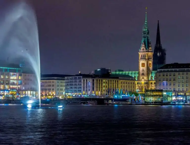 Rathaus-Alsterfontaene-Die-Roten-Doppeldecker-1024x783