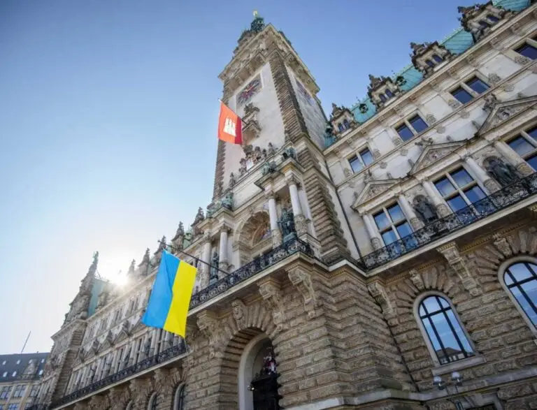 Rathaus-Die-Roten-Doppeldecker